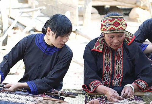 Li Textile Techniques | Weaving Li Textile from the Hainan Province - Image courtesy of Hainan Provincial Mass Art Centre