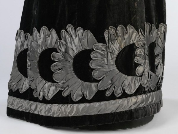 Appliqué Is Awesome - The Essential Guide | Textile Art 1823-25 Black velvet dress with black silk appliqué